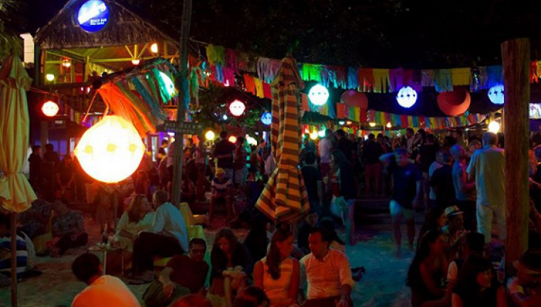 Khung cảnh nhộn nhịp ở Rory's Beach Bar