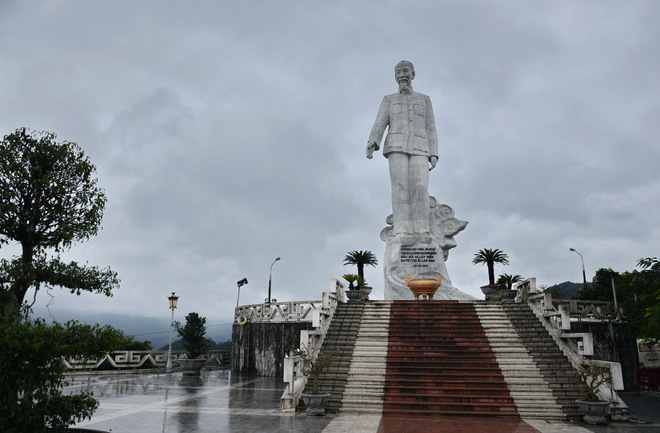 Tượng đài Chủ tịch Hồ Chí Minh