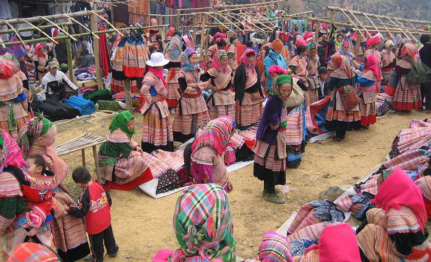 Cảnh mua bán của người H'Mông tại chợ phiên Bắc Hà.
