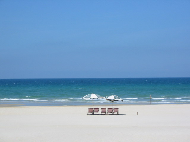 ​Bãi tắm Non Nước cát trắng mịn, nước trong xanh