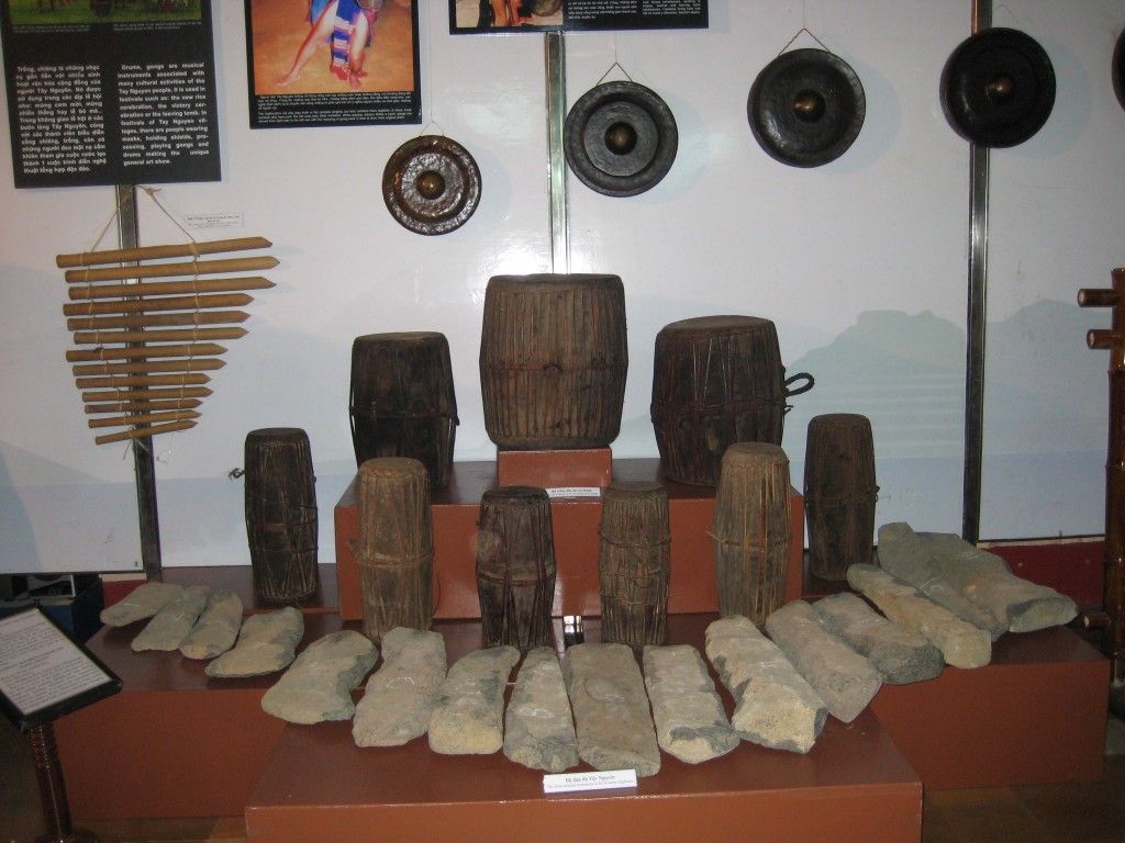 Khu trưng bày các nhạc cụ truyền thống của đồng bào Dân tộc