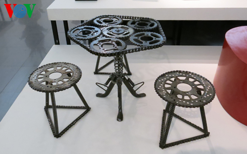 Tác phẩm bộ bàn ghế độc đáo bằng kim loại được trưng bày tại triển lãm
