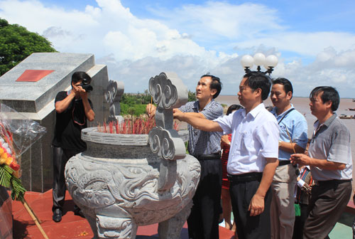 Đoàn cán bộ, hội viên Hội Nhà báo tỉnh Bắc Ninh dâng hương tại tượng đài kỷ niệm đường Hồ Chí Minh trên biển, cạnh bến tàu K15.