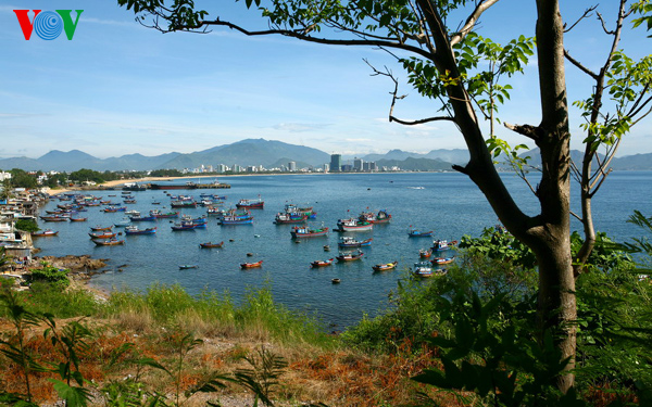 Vịnh Nha Trang và cả thành phố sát bờ biển nhìn từ khu Biệt thự Cầu Đá