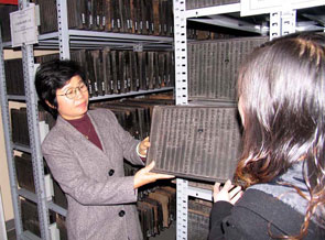 Cán bộ trung tâm lưu trữ quốc gia giới thiệu Mộc bản triều Nguyễn.