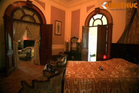 Từ giữa năm 1999, du khách có thể nghỉ qua đêm tại biệt thự trong các căn phòng mà Bảo Đạo cùng vợ và các hoàng tử, công chúa từng sử dụng. Ảnh: Các phòng ngủ của Bảo Đại và Nam Phương Hoàng hậu ở tầng 1.
