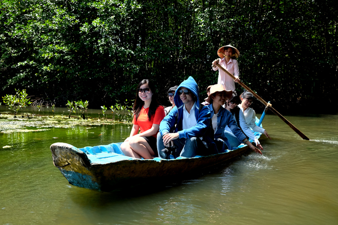 Đi thuyền trong KDL Vàm Sát.