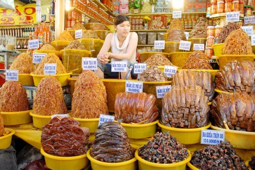 Các loại mắm đa dạng được bán đầy chợ Châu Đốc