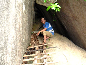 Hàng ngàn viên đá tảng đã gộp lại tự nhiên tạo nên chiếc hang dài 20 km che chở cho bộ đội ở căn cứ cách mạng Đồng Bò 