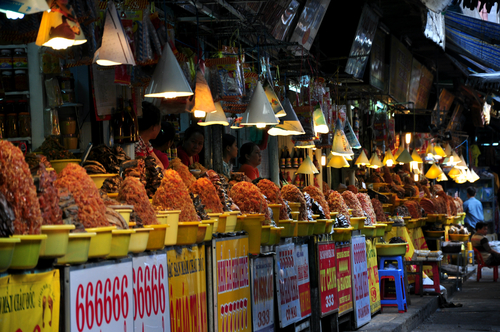 Những quầy bán mắm tại Châu Đốc sạch sẽ và không có cảnh ruồi bu như nhiều chợ khác. Ảnh: Lam Linh.