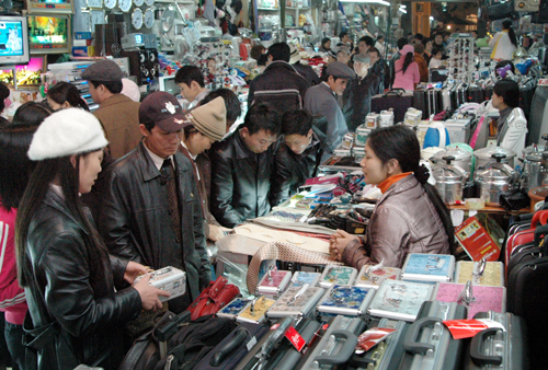 Chợ Đông Kinh luôn thu hút du khách mỗi khi đến TP.