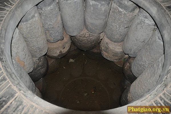 Chuông đồng ở tầng thứ nhất của tháp chuông. Bên dưới như một "giếng trời" thu nhỏ