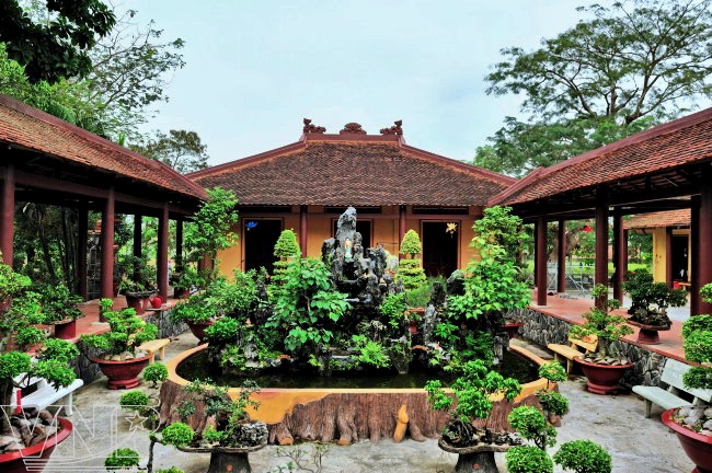Một góc vườn chùa trồng cây cảnh và non bộ tạo cảm giác yên bình trong chùa Tôn Thạnh.