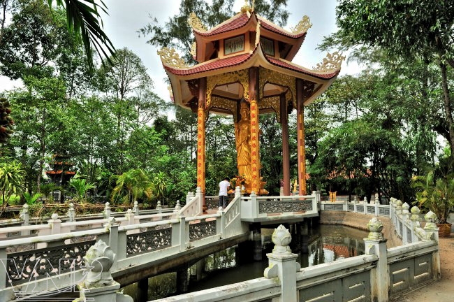 Chùa Tôn Thạnh là ngôi chùa cổ thu hút nhiều khách hành hương và du lịch