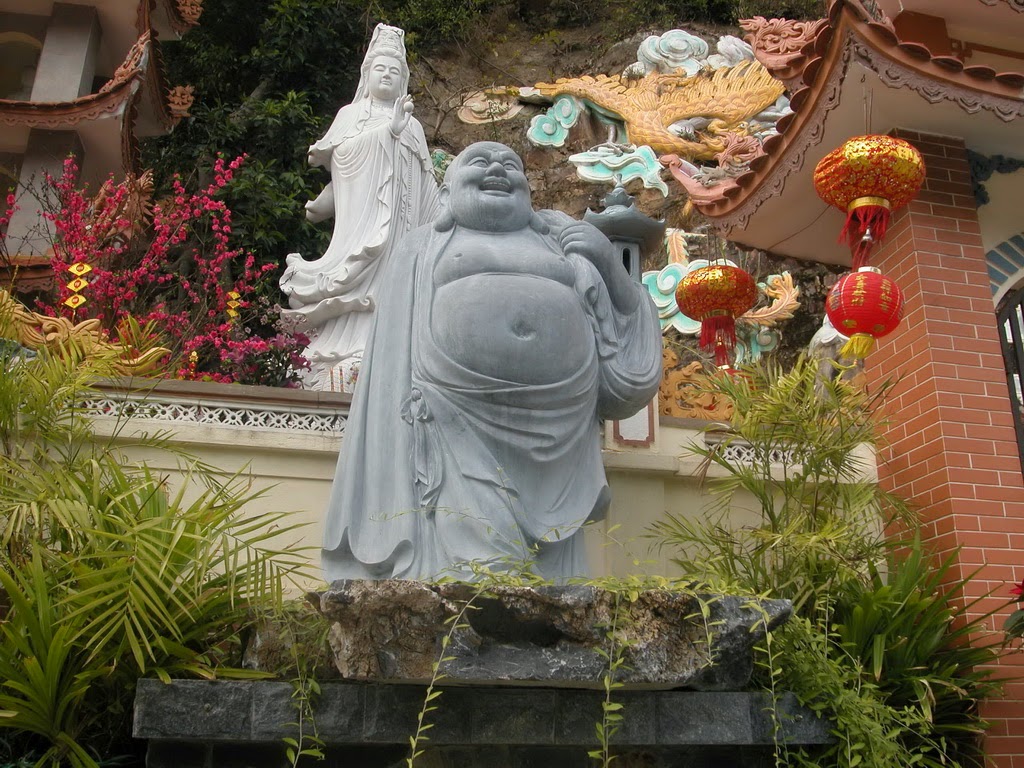 Các pho tượng trong chùa