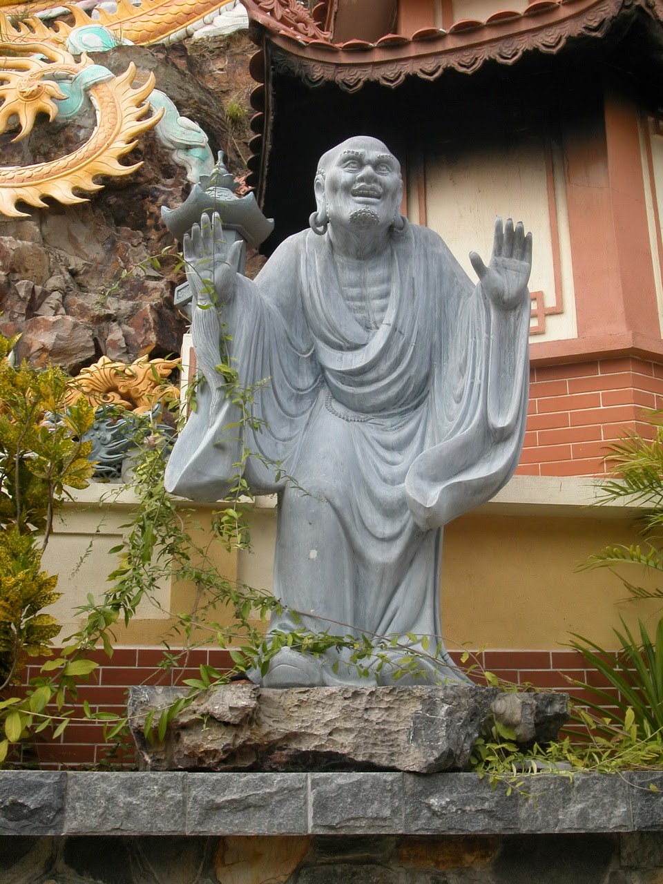 Các pho tượng trong chùa