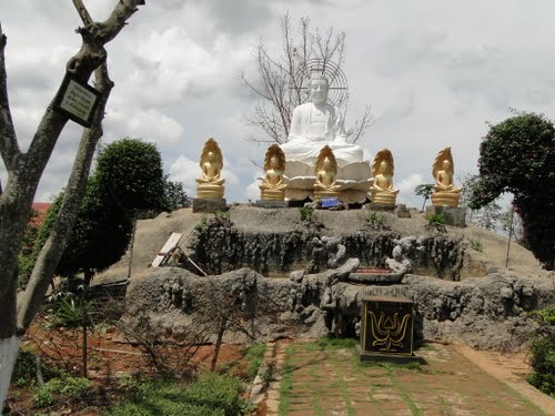 Tượng Bồ Tát Quan Âm được trang trí công phu tại chùa Linh Ẩn