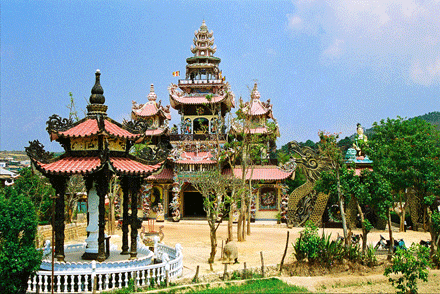 Khuôn viên bên trong chùa Linh Phước