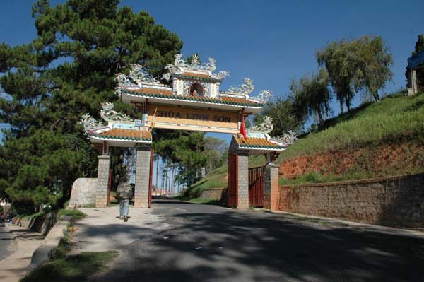 Cổng vào chùa Linh Sơn