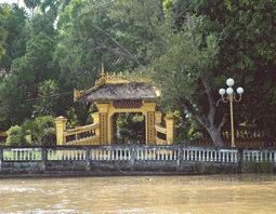 Cổng chùa soi bóng bên dòng sông Bình Thủy 