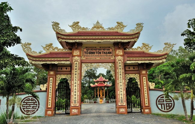 Chùa Tôn Thạnh là ngôi chùa cổ nhất Long An ban đầu có tên là chùa Lan Nhã được Thiền sư Viên Ngộ sáng lập năm 1808.