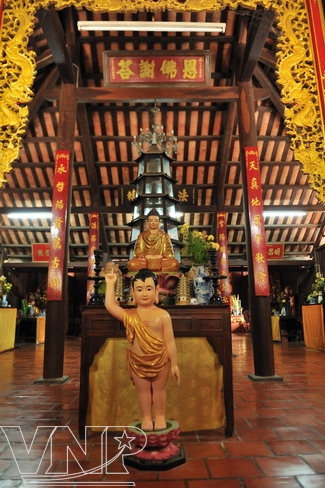 Tượng Phật tổ trong chánh điện..