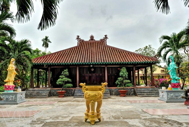 Theo Đại Nam Nhất Thống Chí, chùa Tôn Thạnh trông “rường cột tráng lệ, vàng son huy hoàng” nổi tiếng ở đất Gia Định xưa.
