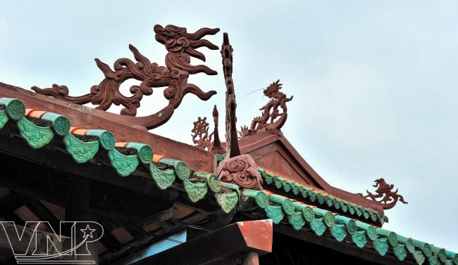 Mái ngói chùa có nhiều hoa văn cổ rất đẹp.