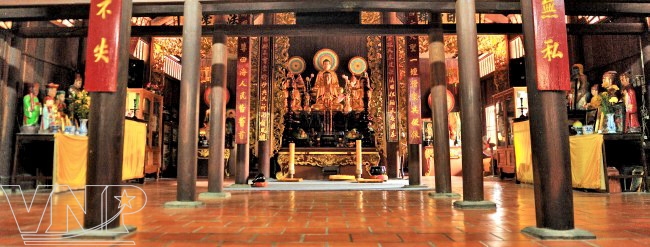 Chánh điện chùa Tôn Thạnh.