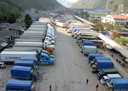 Hàng trăm xe container đang chờ làm thủ tục xuất khẩu hàng sang Trung Quốc tại cửa khẩu Tân Thanh.