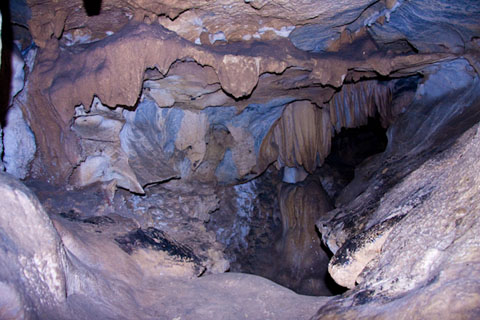 Trong những hang động nơi đây có vô số thạch nhũ kỳ ảo.