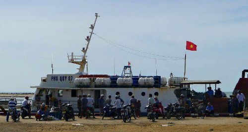 Tàu đưa khách đi từ cảng Phan Thiết ra cảng Phú Quý. Ảnh: Quỷ Cốc Tử