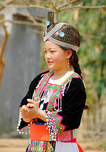 Bé gái xinh xắn trong bộ đồ truyền thống