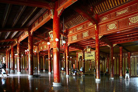 Hàng cột trong điện Thái Hòa.