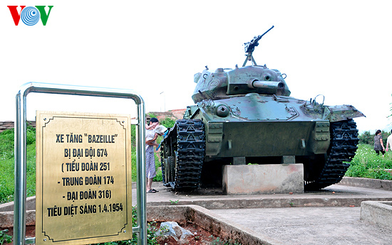 Chiếc xe tăng Bazeille được đặt ngay trên đồi như một minh chứng của lịch sử