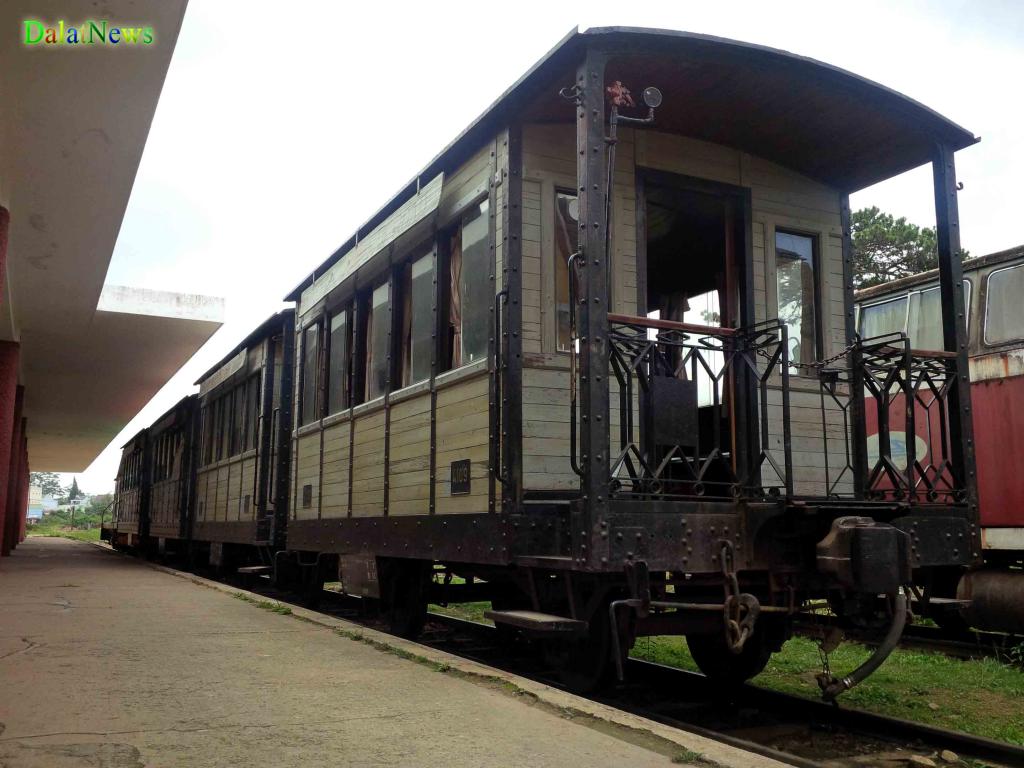 Ga xe lửa Đà Lạt Toa tàu mang vẻ đẹp cổ kính là nơi du khách lưu giữ những hình ảnh đẹp trong chuyến thăm Đà Lạt.