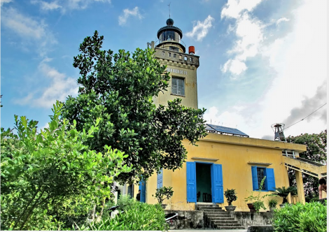 ​Trạm hải đăng Cô Tô được xây dựng từ cuối thế kỷ 19, trên một quả đồi cách mặt nước biển 102m – Ảnh: Che Trung Hieu.