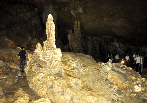 Trong lòng động Thiên Đường của hệ thống hang động Pu Sam Cáp. Không gian rộng và rất nhiều thạch nhũ.