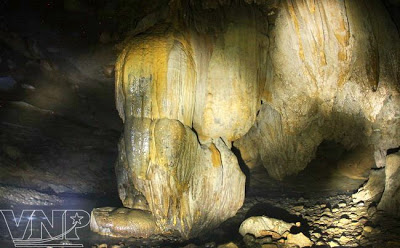 Các phiến thạch nhũ tạo cho hang động đẹp một cách huyền bí, tâm linh