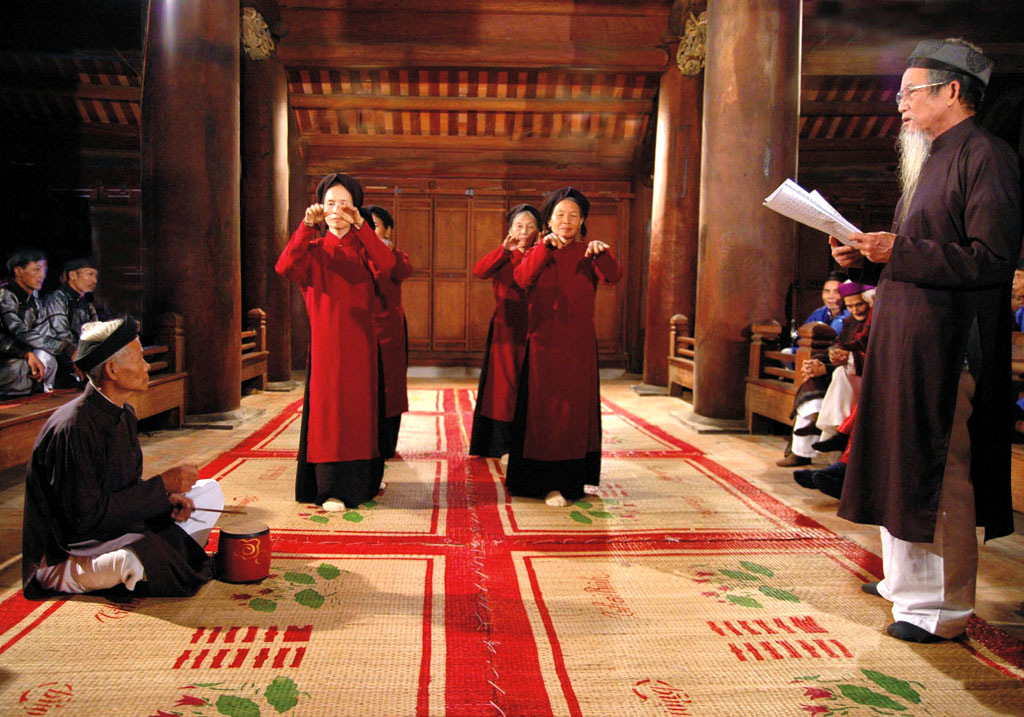 Biểu diễn hát xoan trong lễ hội cổ truyền – Phú Thọ 