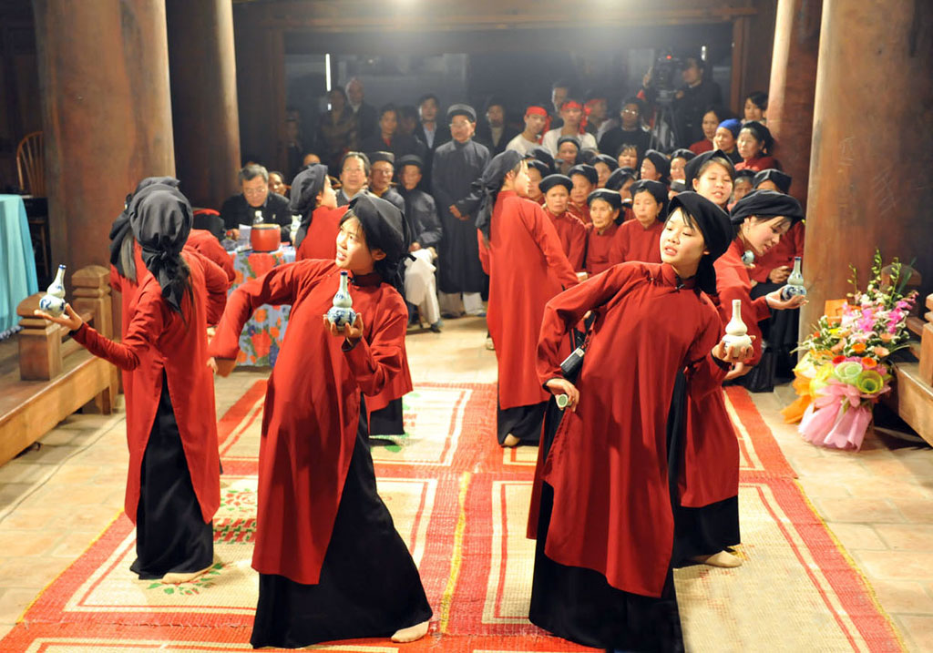Biểu diễn hát xoan trong lễ hội cổ truyền – Phú Thọ 