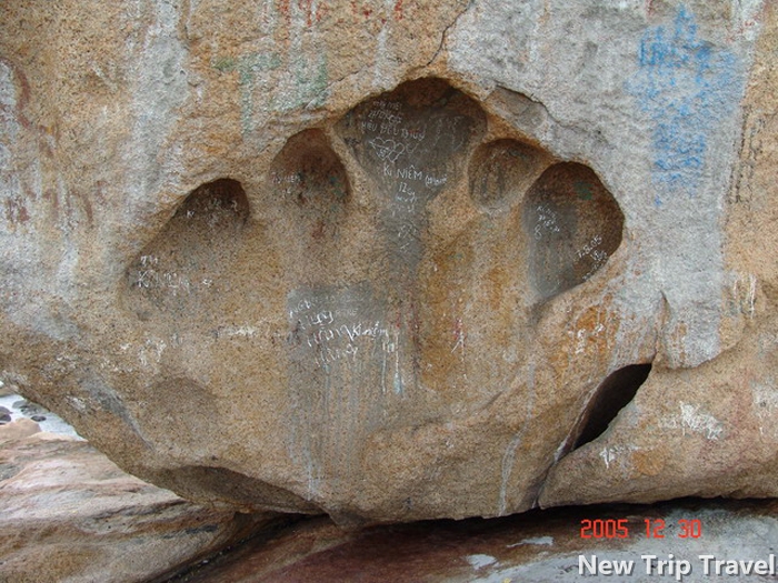 ​Dấu bàn tay người khổng lồ in trên đá