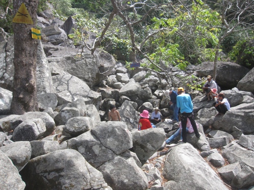 Du khách thích thú khi leo trèo lên những viên đá lớn như thế này