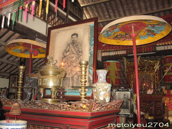 Bên trong đền thờ Nguyễn Huỳnh Đức