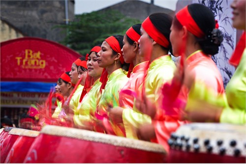 Không chỉ làm trống giỏi, người làng Đọi Tam còn chơi trống rất điêu luyện, mỗi khi có lời mời là đoàn trống Đọi Tam lại lên đường biểu diễn
