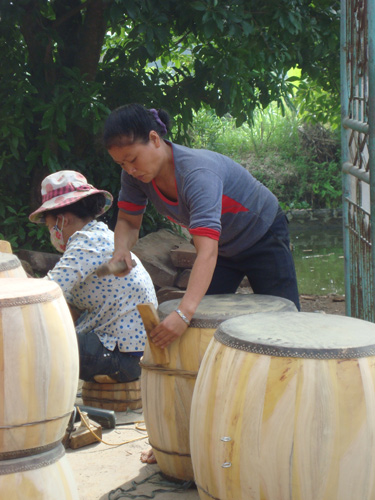 Từ sáng sớm tinh mơ, các gia đình ở làng Đọi Tam đã tất bật với việc làm trống
