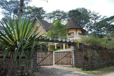 Kiến trúc từ cổng đến toàn bộ villa được phục hồi nguyên vẹn.