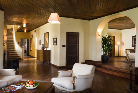 Phòng khách của Villa 3 cho du khách cảm giác sống với phong thái tầng lớp thượng lưu xa xưa.