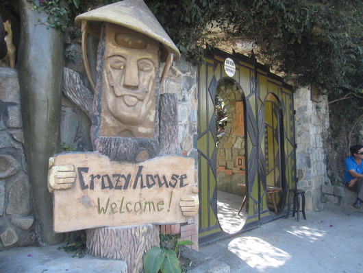 Chú hình nộm được khắc bằng gỗ độc đáo trước cửa nhà "crazy house"