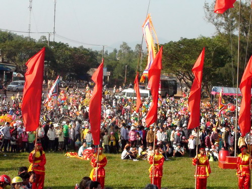 Đông đảo người dân đến xem lễ hội